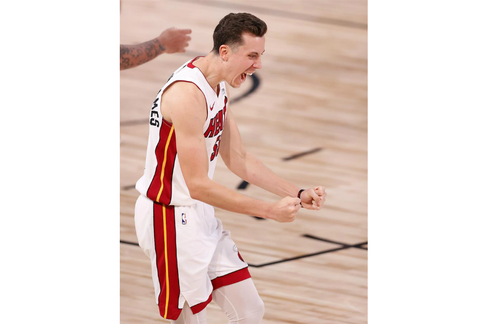 Los Heat derrotan a los Lakers en un final de infarto y siguen con vida