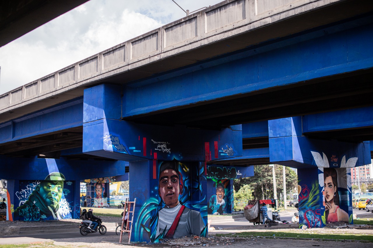 Varios grafitis en una pared