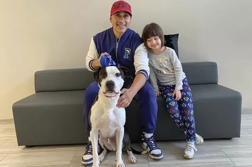 Repartidor lleva un pedido a un refugio de animales y termina adoptando un perrito