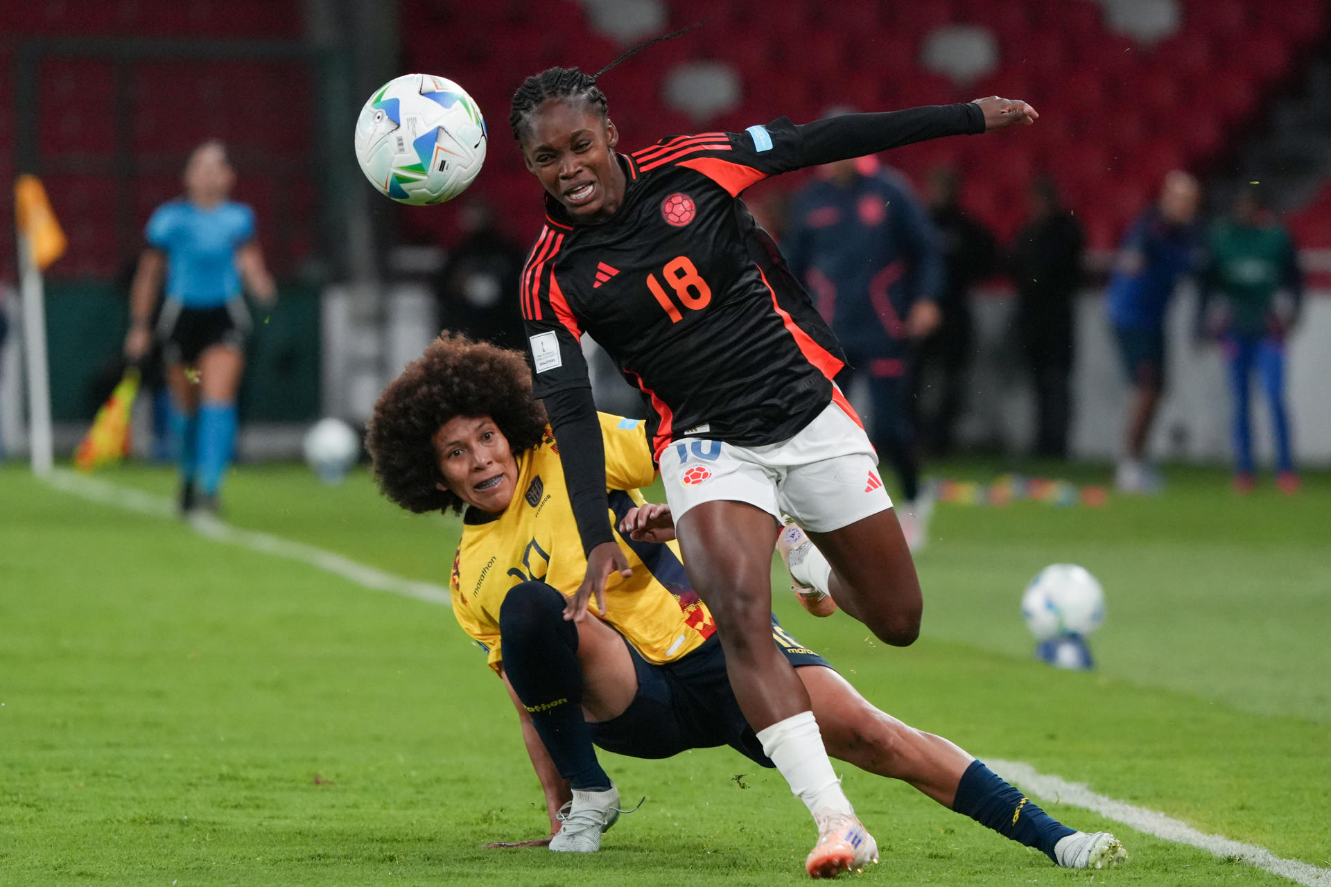 AMDEP8297. QUITO (ECUADOR), 28/10/2025.- Joselyn Espinales (i) de Ecuador disputa el balón con Linda Caicedo de Colombia este martes, en un partido de la Liga de Naciones entre Ecuador y Colombia en el estadio Rodrigo Paz Delgado, en Quito (Ecuador). EFE/ Vicente Costales
