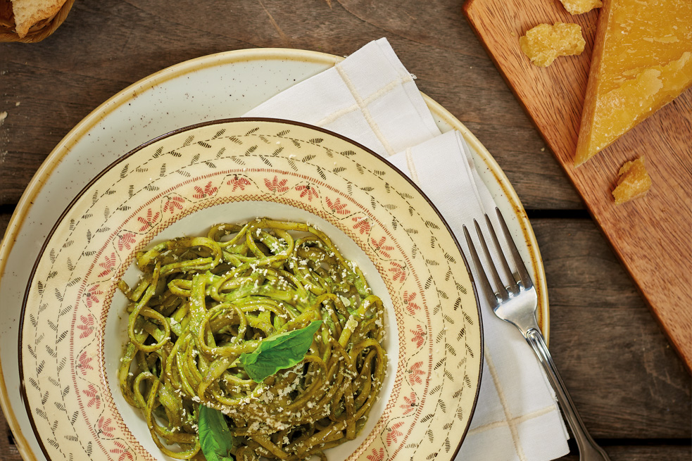 Cena en casa: linguini al pesto con ricota y queso parmesano