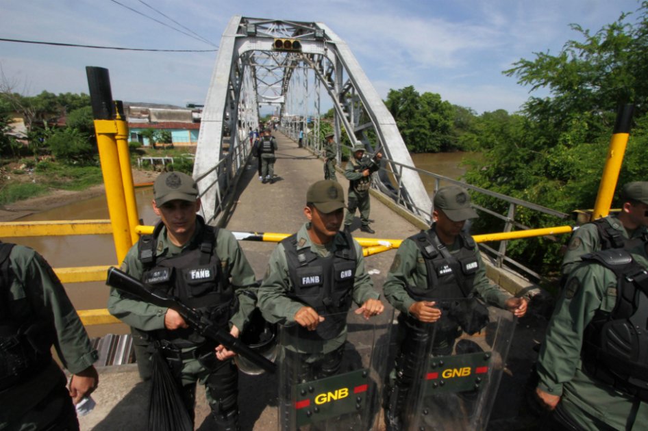 Venezuela deporta a Colombia a 185 indocumentados y apresa a 8 paramilitares