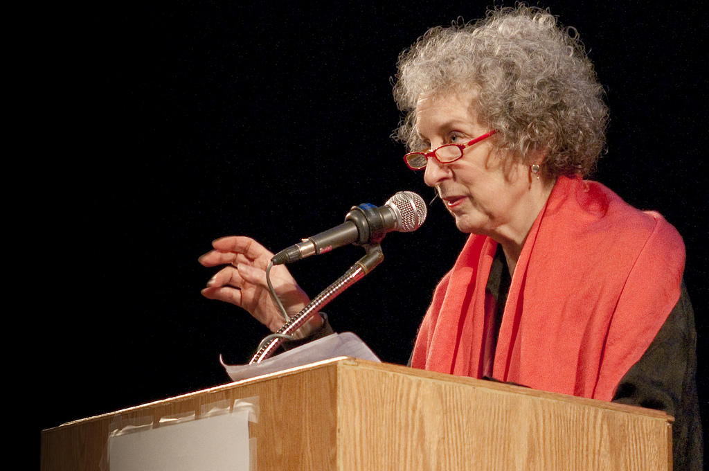 “Siento que incluso camino como una vieja”: Margaret Atwood