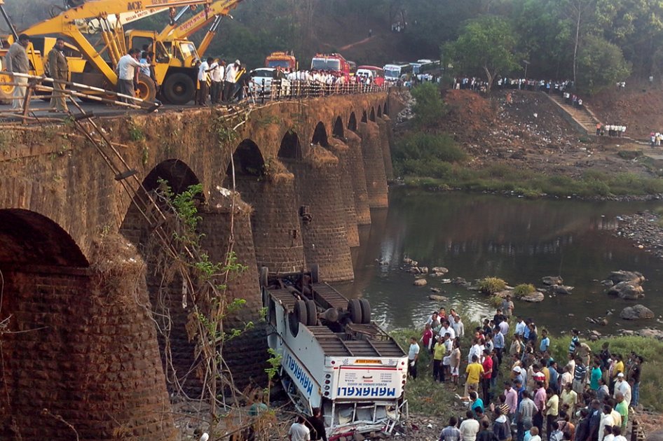 Cerca de 37 muertos en India tras caer un bus por un puente