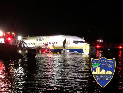 Un Boeing 737 se salió de la pista y terminó en un río en Estados Unidos