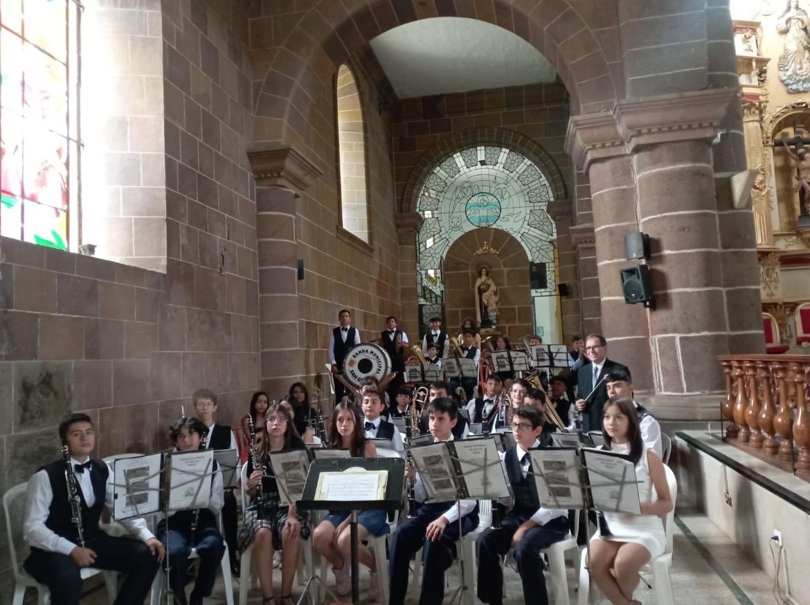 Le robaron piezas de los instrumentos a la banda Sinfónica de colegio San José de Guanentá en San Gil, antes de una competencia nacional.