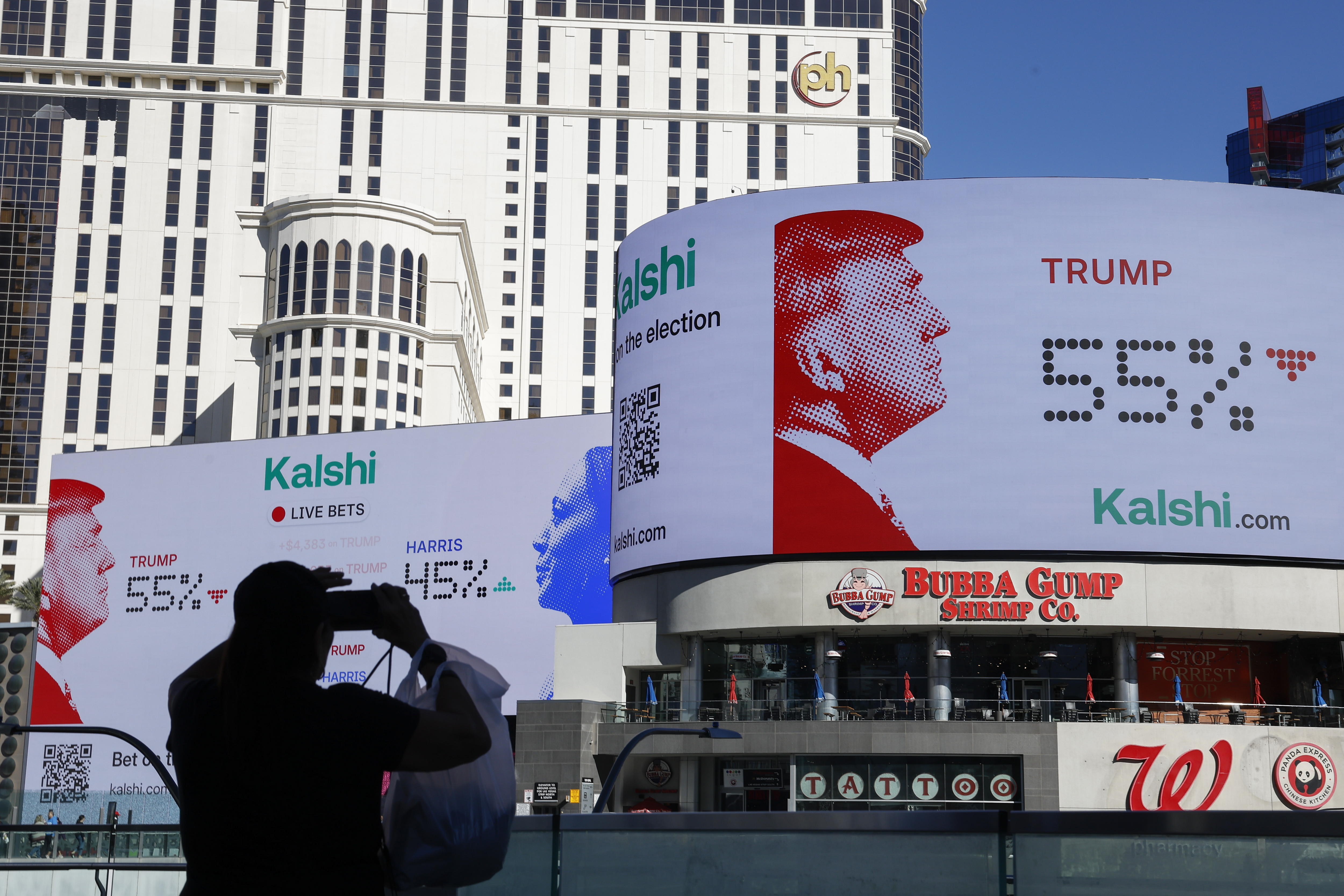 Las Vegas (United States), 04/11/2024.- A person walks by a sign advertising betting odds on the presidential race between Democratic presidential nominee US Vice President Kamala Harris and Republican presidential nominee former US President Donald Trump along the Las Vegas Strip in Nevada, USA, 04 November 2024. The US general election takes place on 05 November 2024. EFE/EPA/CAROLINE BREHMAN