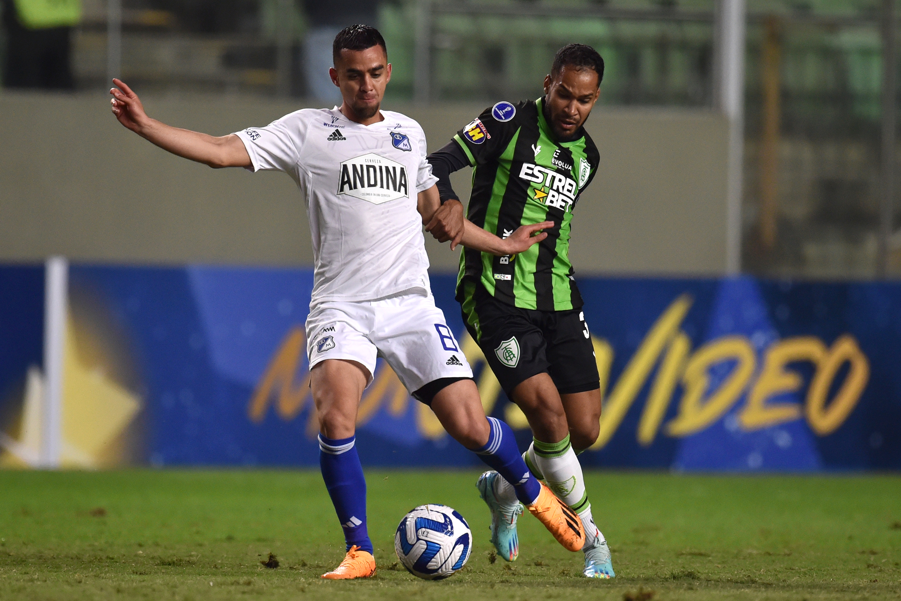 AMDEP3383. BELO HORIZONTE (BRASIL), 06/06/2023.- Everaldo (d) de América disputa un balón con Daniel Giraldo de Millonarios hoy, en un partido de la fase de grupos de la Copa Libertadores entre América-MG y Millonarios en el estadio Raimundo Sampaio, en Belo Horizonte (Brasil). EFE/Yuri Edmundo