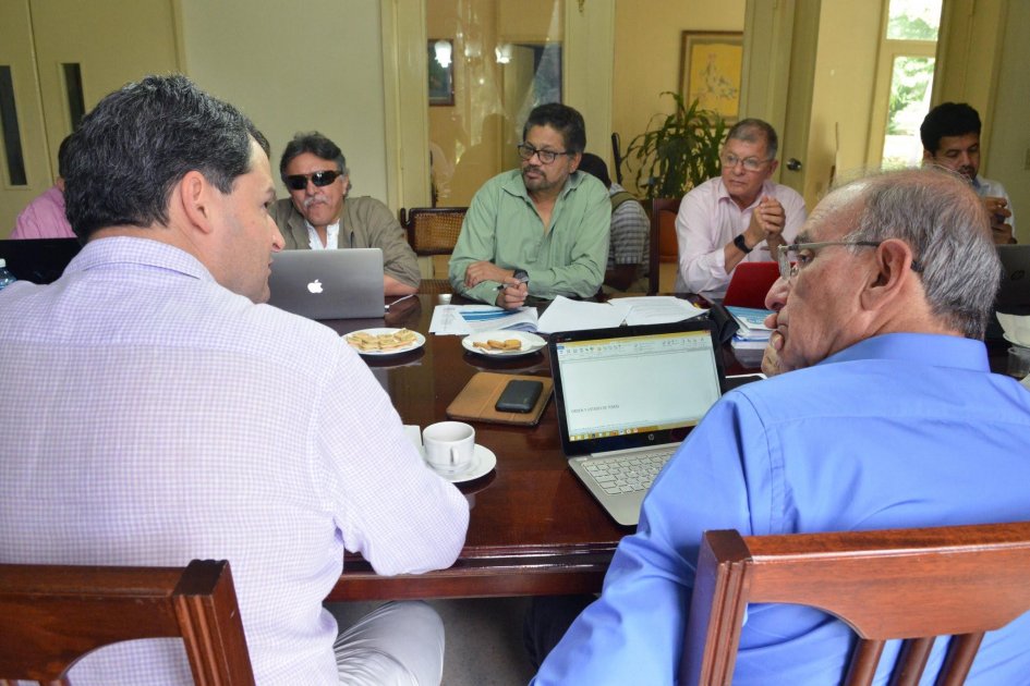 Se acerca nuevo acuerdo de paz, Santos y Uribe ya están reunidos