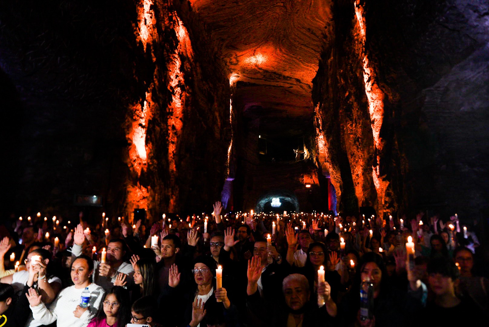 Ubicada a 180 metros bajo tierra, dentro de una antigua mina de sal, la Catedral de Sal es considerada una de las obras arquitectónicas y espirituales más impresionantes de Colombia.