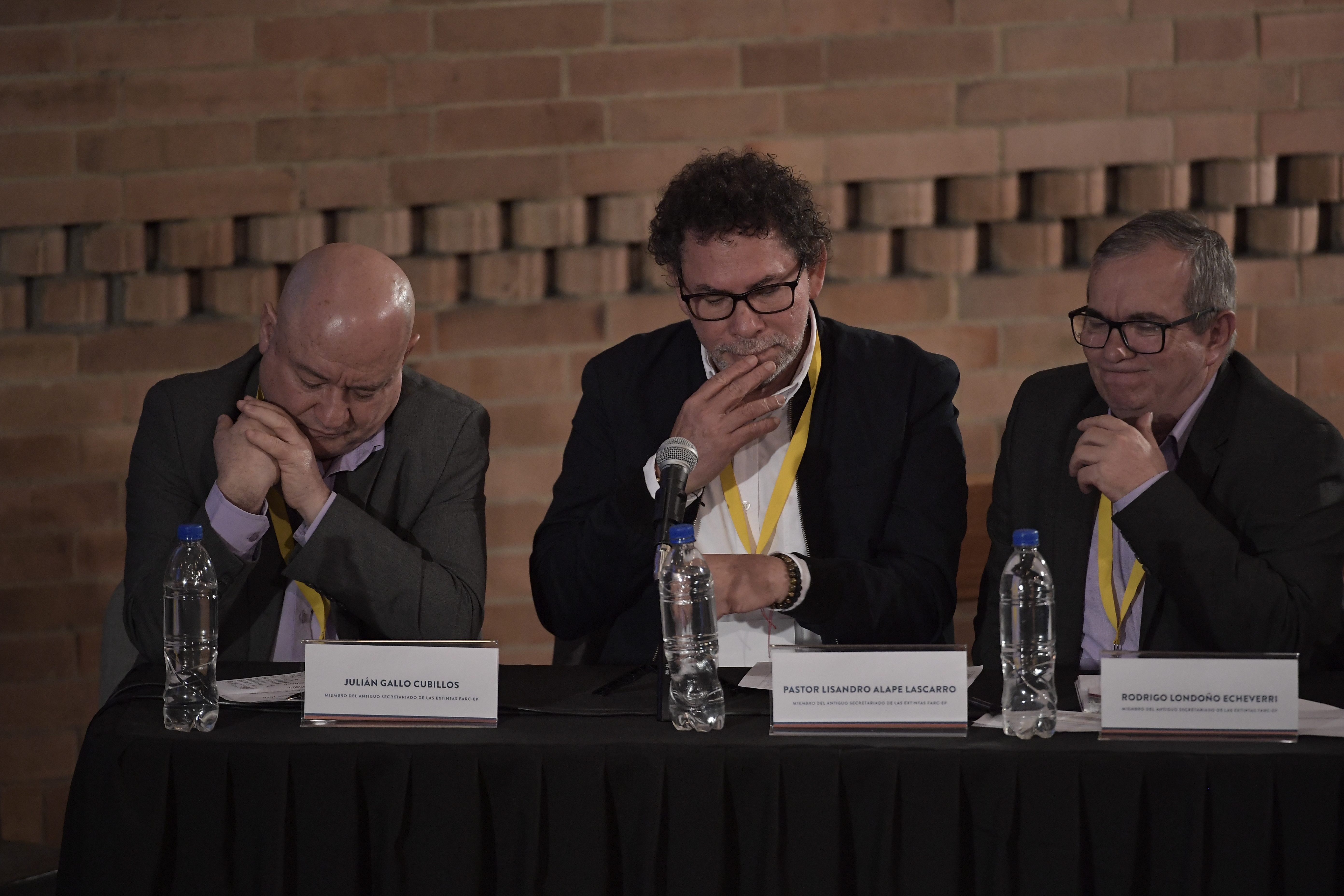 Julián Gallo Cubillos, Pastor Alape, Rodrigo Londoño, Rodrigo Granda, Milton de Jesús Toncel, Pablo Catatumbo y Jaime Alberto Parra, miembros del antiguo secretariado de la extinta guerrilla Farc, admitiendo su responsabilidad por los miles de secuestros durante la primer jornada de audiencias de reconocimiento ante víctimas y Magistrados de la JEP.
