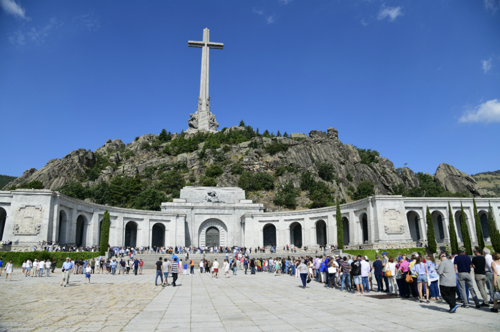 Por morbo o curiosidad antes de su traslado, la tumba de Franco atrae miles de visitantes