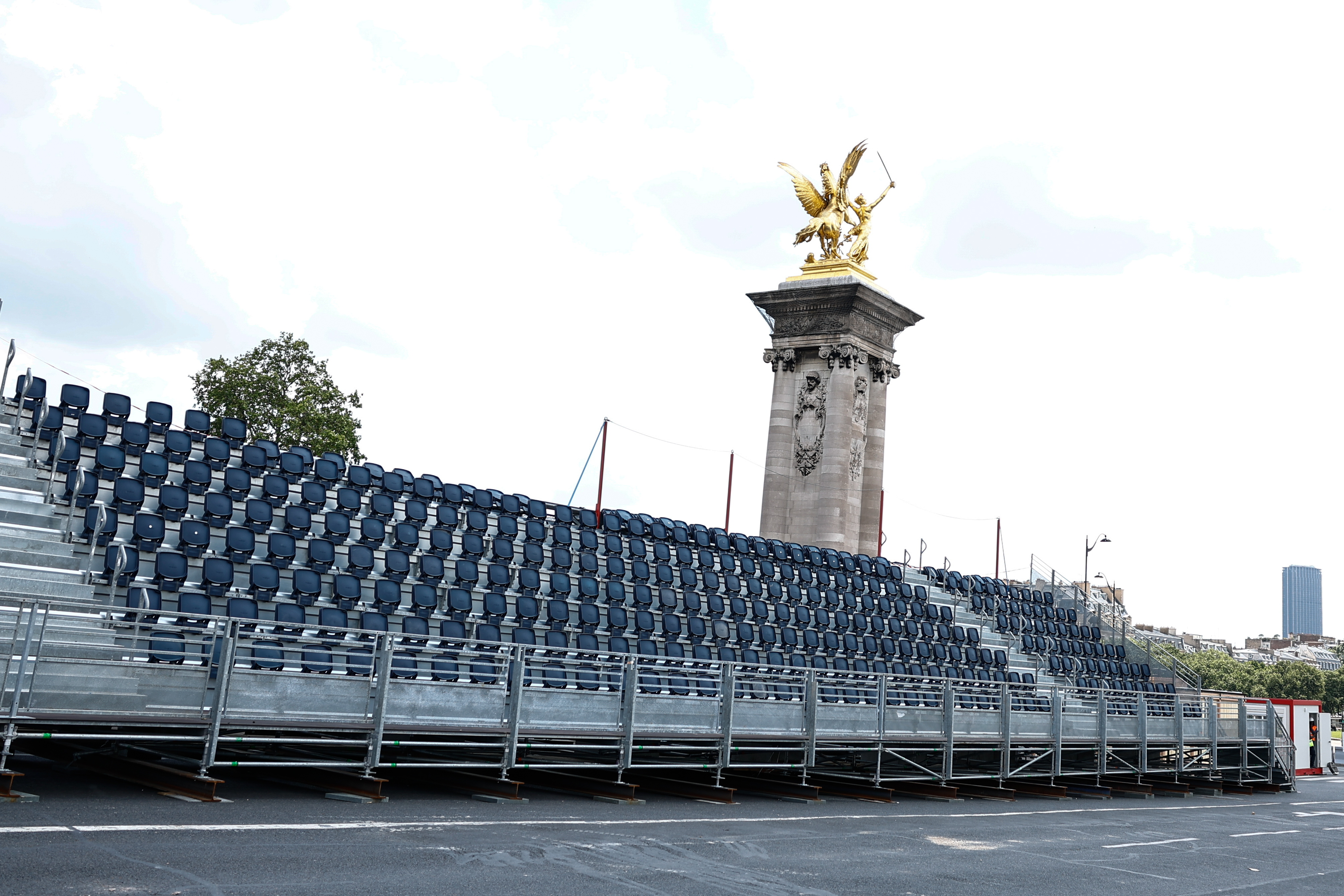 Paris (France), 04/06/2024.- A general view over seats installed on Pont Alexandre III, the place where the finish line of the individual cycling time trials, swimming marathon, triathlon and Para triathlon will be during the 2024 Paris Olympic Games, in Paris, France, 04 May 2024. The 2024 Summer Olympics will be held in Paris, France from 26 July to 11 August 2024. (Ciclismo, Maratón, Francia) EFE/EPA/MOHAMMED BADRA