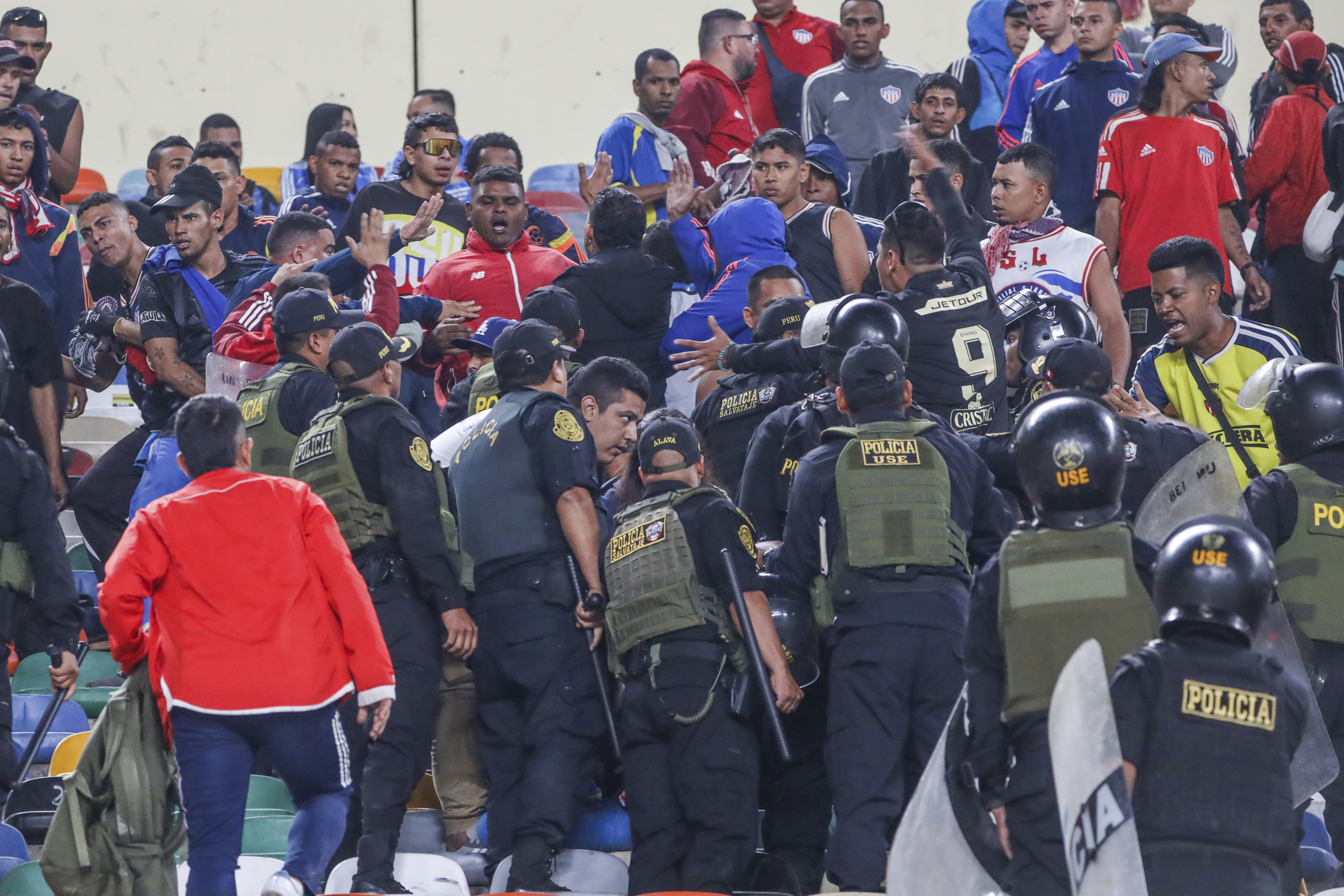 AMDEP1138. LIMA (PERÚ), 07/05/2024.- Hinchas de Junior se enfrentan con integrantes de la Policía de Perú este martes, en un partido de la fase de grupos de la Copa Libertadores entre Universitario y Junior en el estadio Monumental U Marathon, en Lima (Perú). EFE/ Aldair Mejía