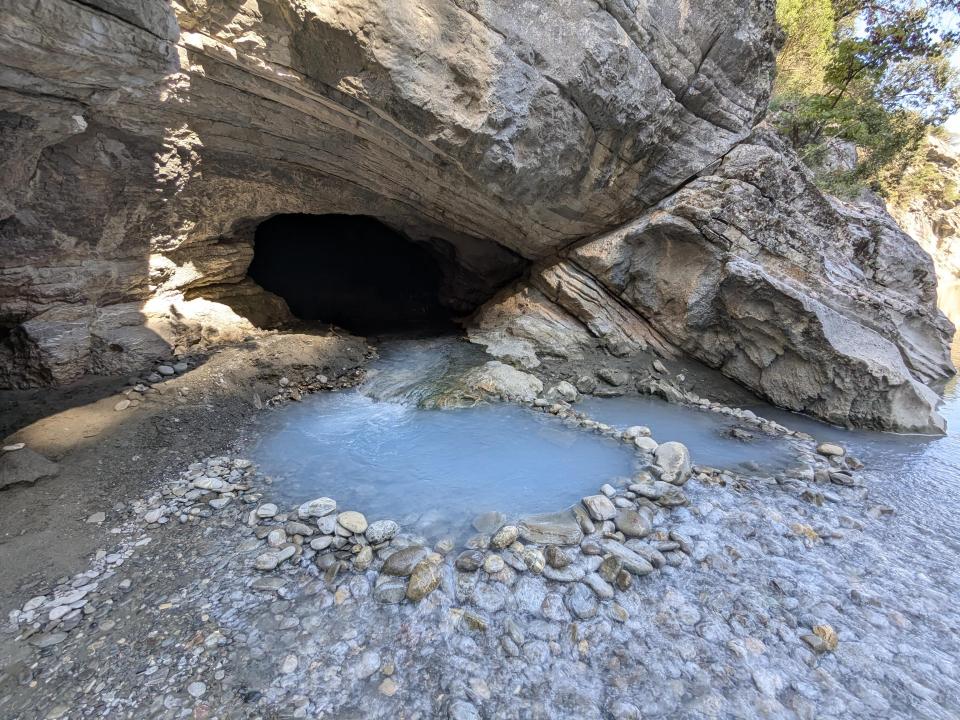 Manantial de agua mineral procedente de la Cueva del Azufre.