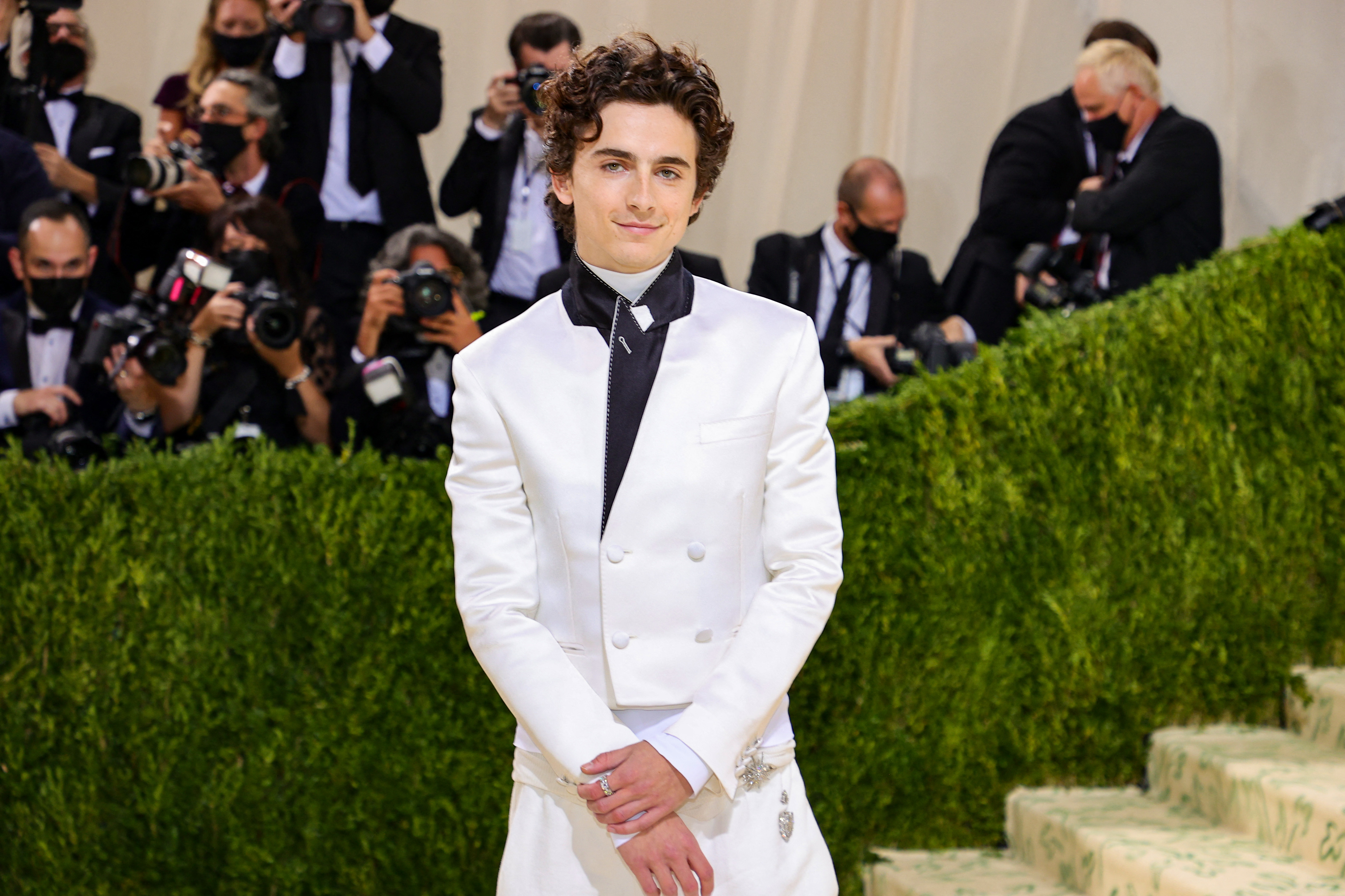 Timothée Chalamet compartió a través de sus redes sociales un pre-Met Gala. El actor uso un traje blanco, acompañado de unas zapatillas Converse.