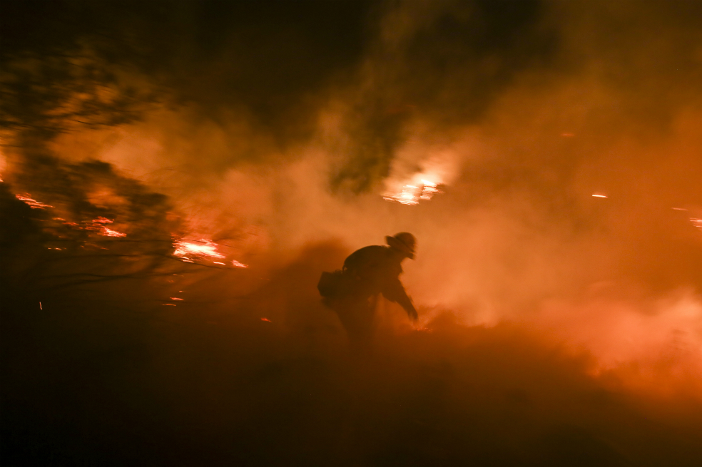 Evacúan a 27.000 personas por incendio en California, EE.UU.