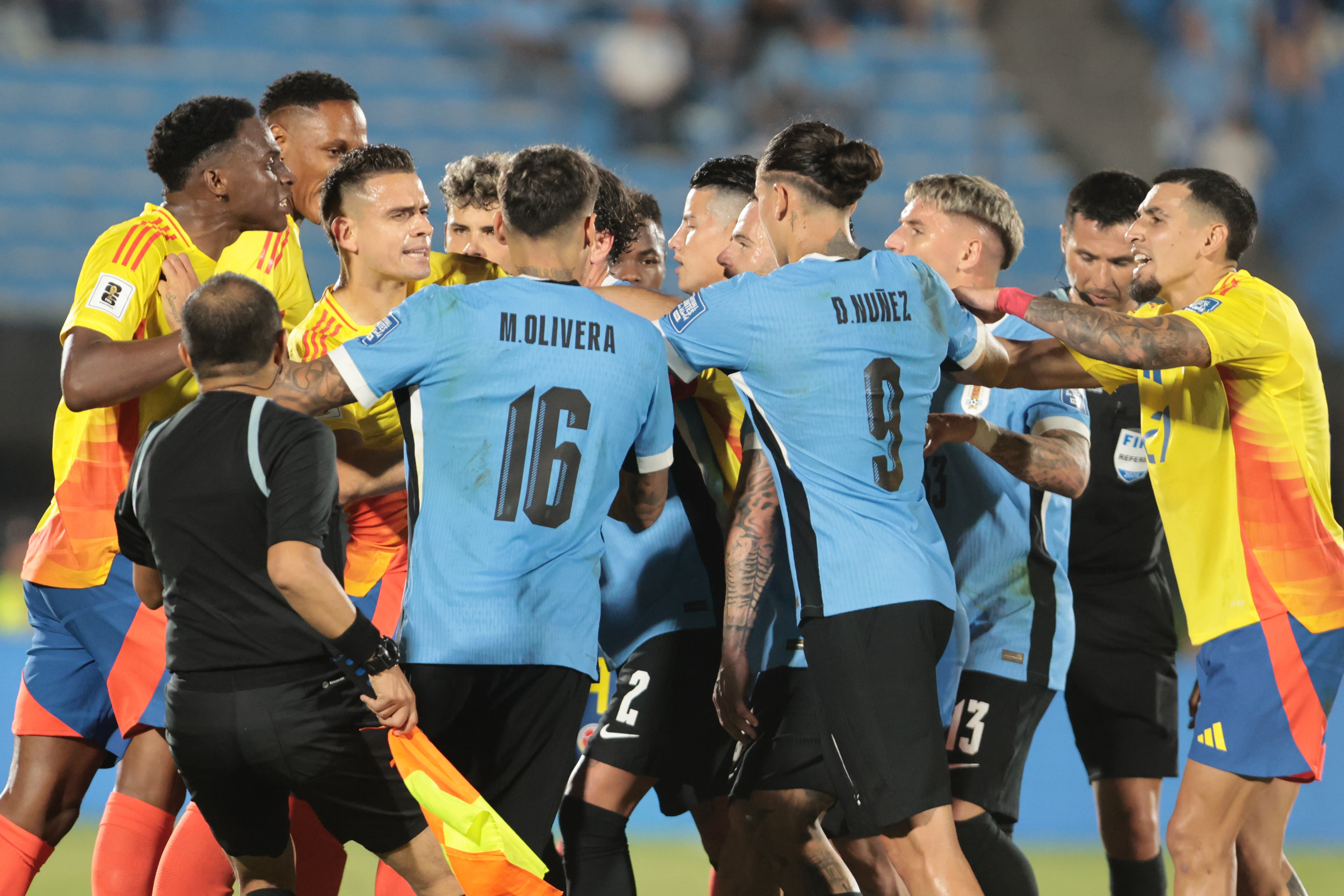 AMDEP9991. MONTEVIDEO (URUGUAY), 15/11/2024.- Jugadores de Uruguay y Colombia reaccionan este viernes, al finalizar un partido de las eliminatorias sudamericanas al Mundial de Fútbol 2026, entre Uruguay y Colombia en el estadio Centenario, en Montevideo (Uruguay). EFE/ Gastón Britos