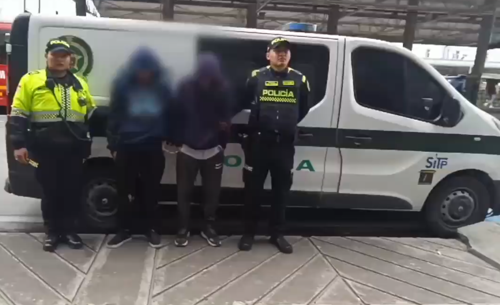 Capturan a dos jóvenes mientras pintaban grafitis en buses de TransMilenio