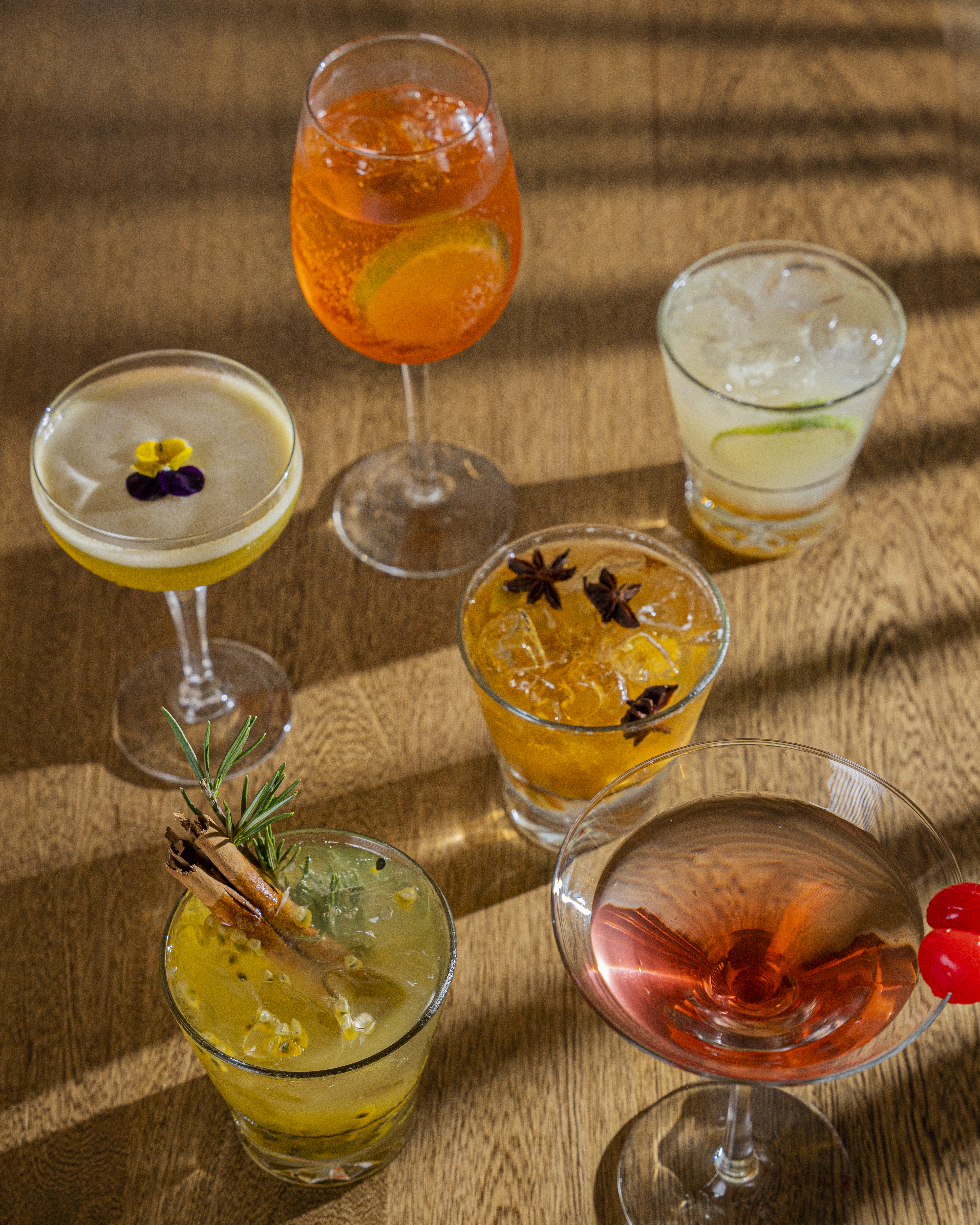 Entre las opciones en coctelería está el Viche Sour, con extracto de lulo, o un Negroni del Pacífico con Vermouth de hierbas de azotea y bitter de guayabita y naranja y el atrevido de la casa, el  Margarita de Flores