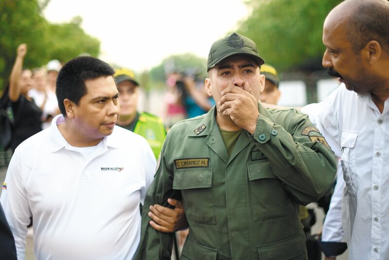 La difícil tarea de quebrar el apoyo militar a Maduro