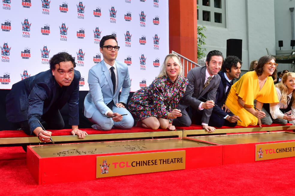 El elenco de la serie «The Big Bang Theory» dejó su huella en Hollywood