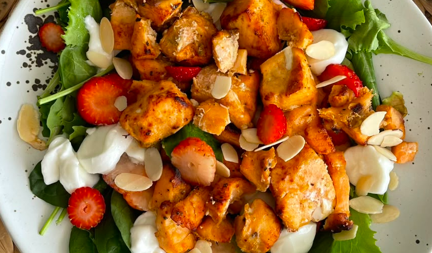 Ensalada con salmón fresco: receta fácil, saludable y lista en 15 minutos