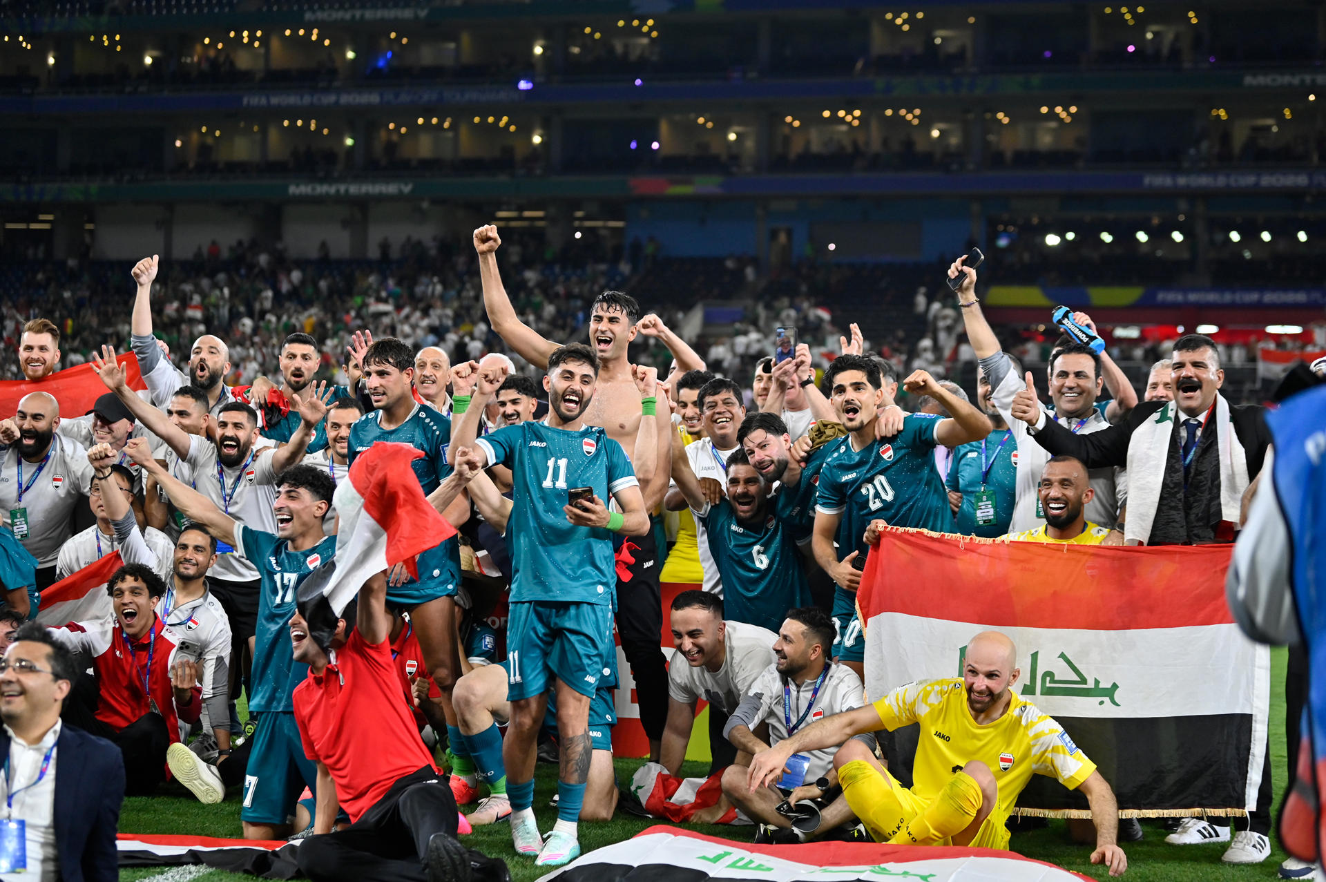 AME9510. GUADALUPE (MÉXICO), 01/04/2026.- Jugadores de Irak celebran este miércoles, al finalizar un partido de repechaje para la Copa Mundial 2026 entre Irak y Bolivia en el estadio BBVA en Guadalupe (México). La selección de Irak derrotó en la ciudad mexicana de Monterrey por 2-1 a la de Bolivia y se adjudicó el último cupo disponible para el Mundial de fútbol 40 después de su primera participación. EFE/Miguel Sierra
