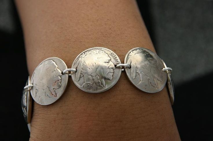 El significado de soñar con plata en la mano, un sueño que puede tener diversas interpretaciones dependiendo del contexto.