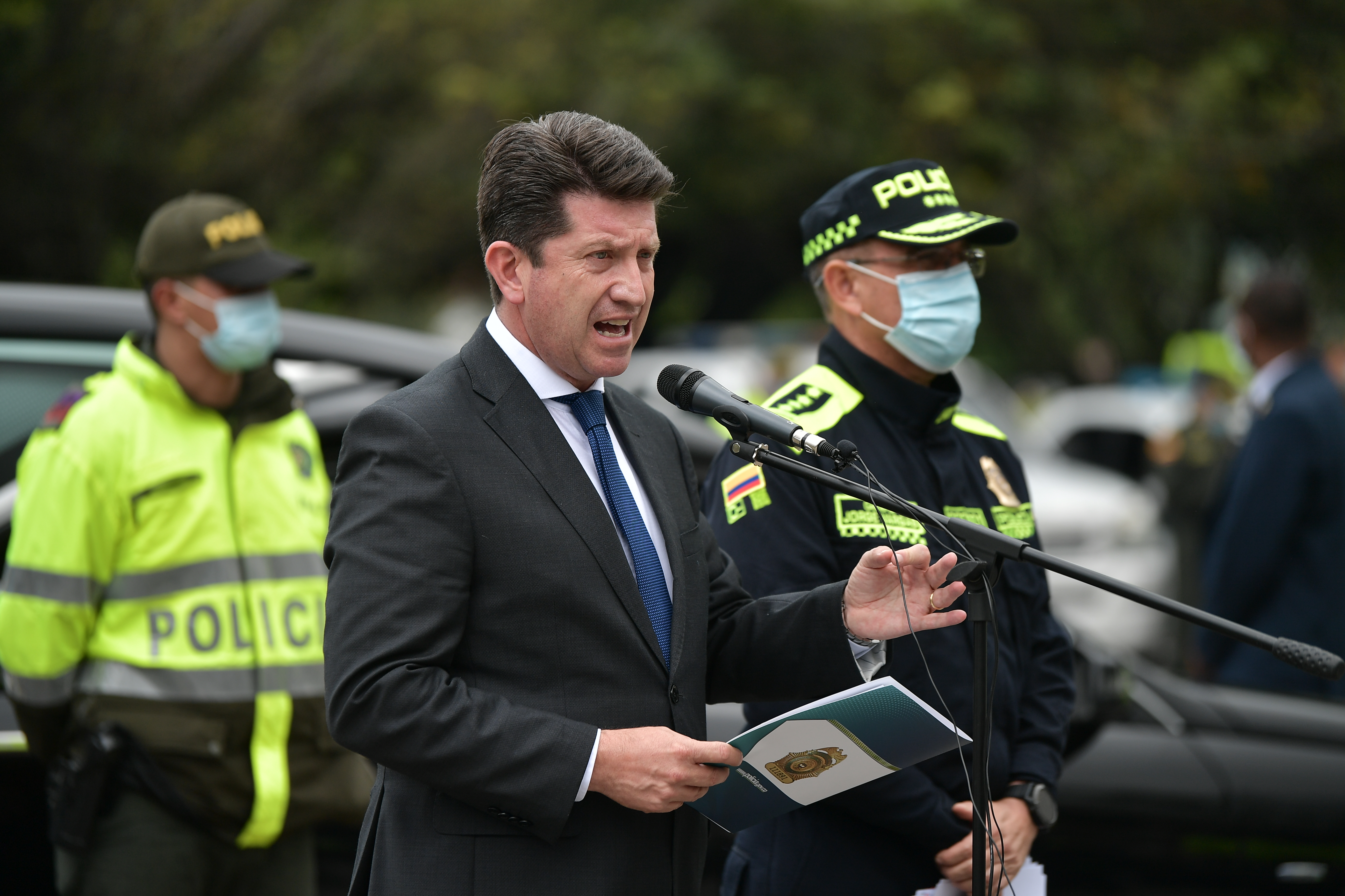 Ministro de defensa durante las exequias del patrullero de la policía Luis Edilberto Ocampo Ramos asesinado en una riña en el barrio El Rincón de Suba