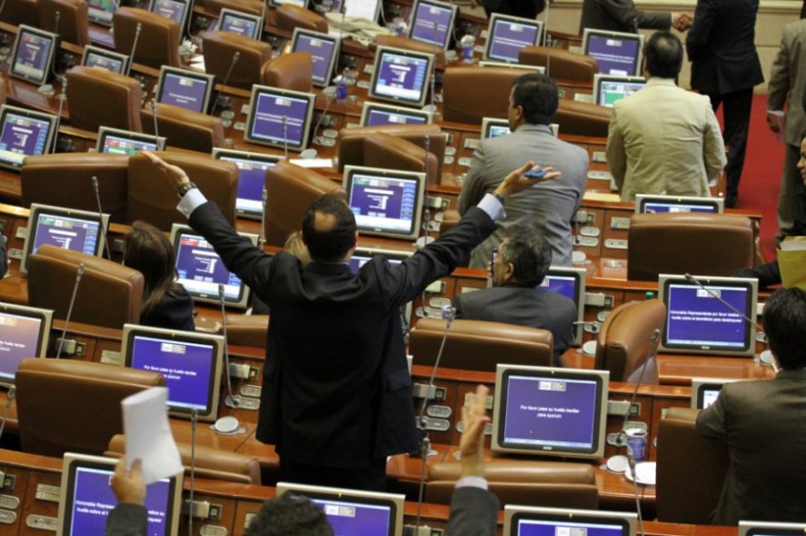 Estalla escándalo por ‘misiones’ de los congresistas al extranjero