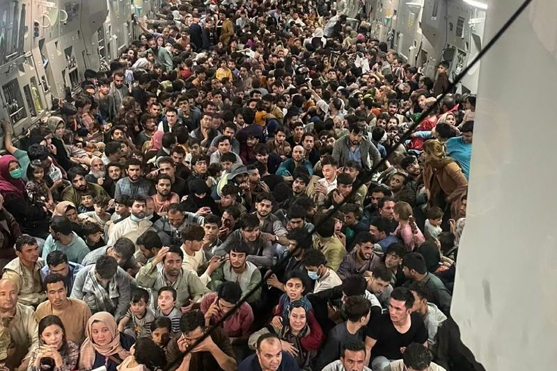 Más de 600 afganos fueron evacuados de Kabul en un avión de Estados Unidos. Miles siguen tratando de salir. / AFP