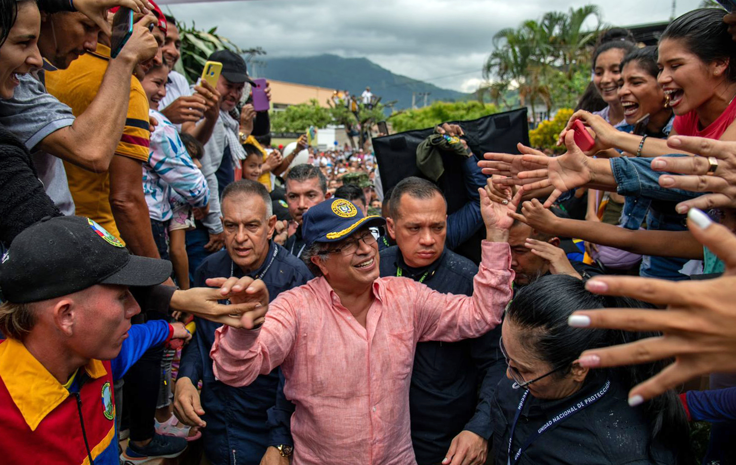 AME1953. EL TARRA (COLOMBIA), 26/08/2022.- Fotografía cedida hoy por la Presidencia de Colombia que muestra al mandatario Gustavo Petro mientras saluda a los habitantes del municipio de El Tarra, Norte de Santander (Colombia). Petro lideró este viernes un consejo de seguridad desde el que abogó por que la convulsa región del Catatumbo sea "la capital de la paz" y que "no tenga que ver más la violencia". Petro fue a la región después de que el miércoles un convoy presidencial que viajaba como avanzada para su visita fuese atacado. EFE/Presidencia de Colombia /SOLO USO EDITORIAL /SOLO DISPONIBLE PARA ILUSTRAR LA NOTICIA QUE ACOMPAÑA (CRÉDITO OBLIGATORIO)