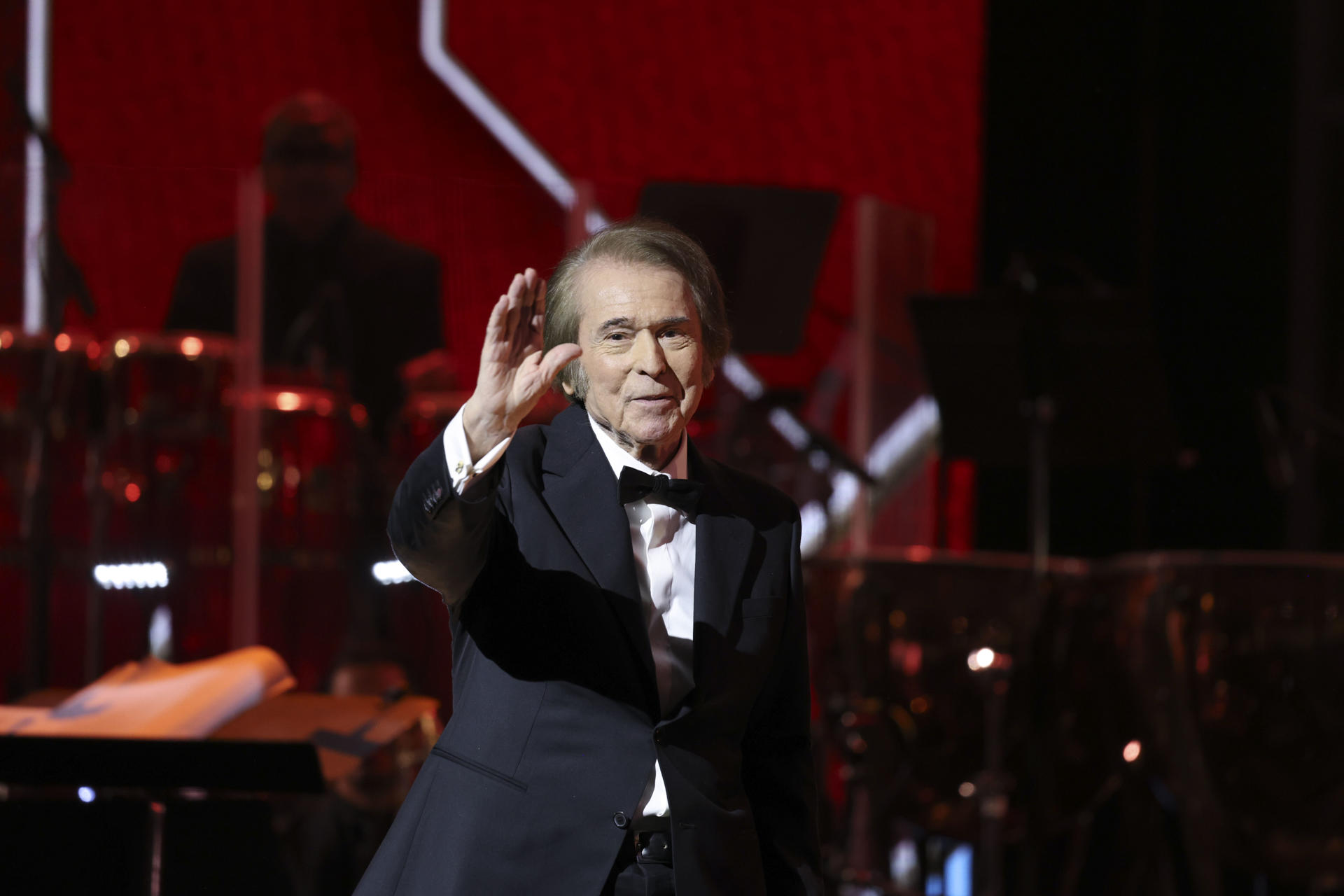 LAS VEGAS, 13/11/2025.- La industria musical latina regaló este miércoles a Raphael "su gran noche" con un recital que rindió homenaje a un espectacular legado de más de 60 años en el que participaron celebridades como Aitana, David Bisbal, Rozalén o Pablo López. EFE/ Octavio Guzmán
