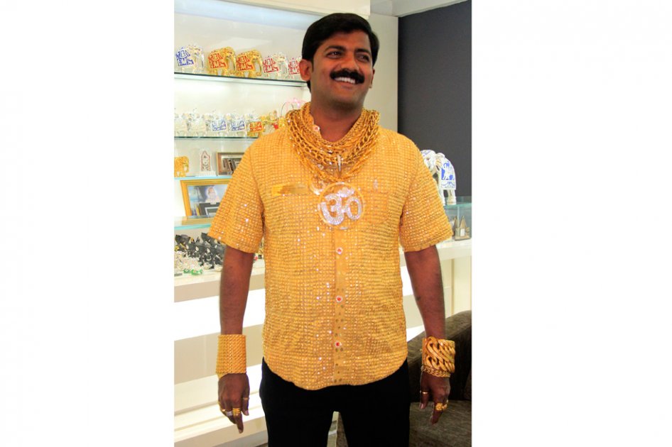 Empresario indio elaboró camisa con 14.000 piezas de oro