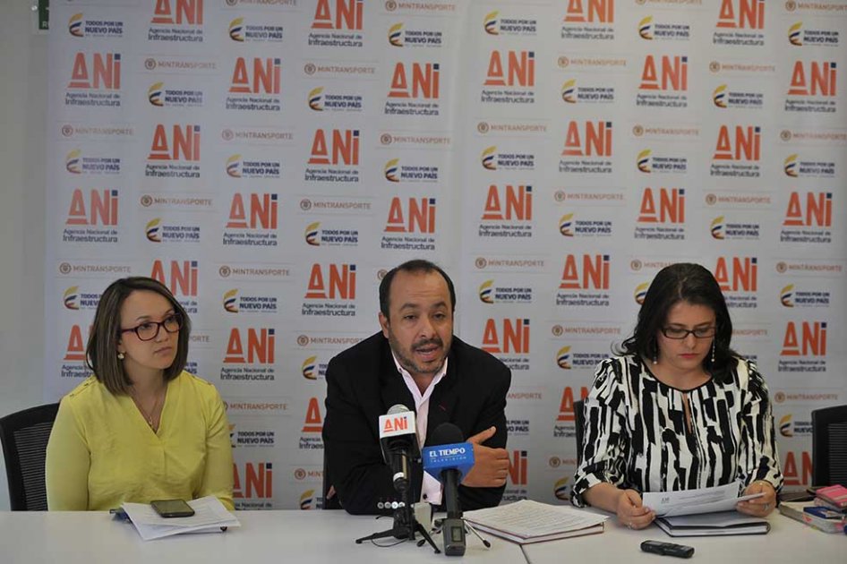 Germán Córdoba, vicepresidente ejecutivo de la ANI, junto a Adriana Vera y Elizabeth Marín, también de la ANI. / Gustavo Torrijos