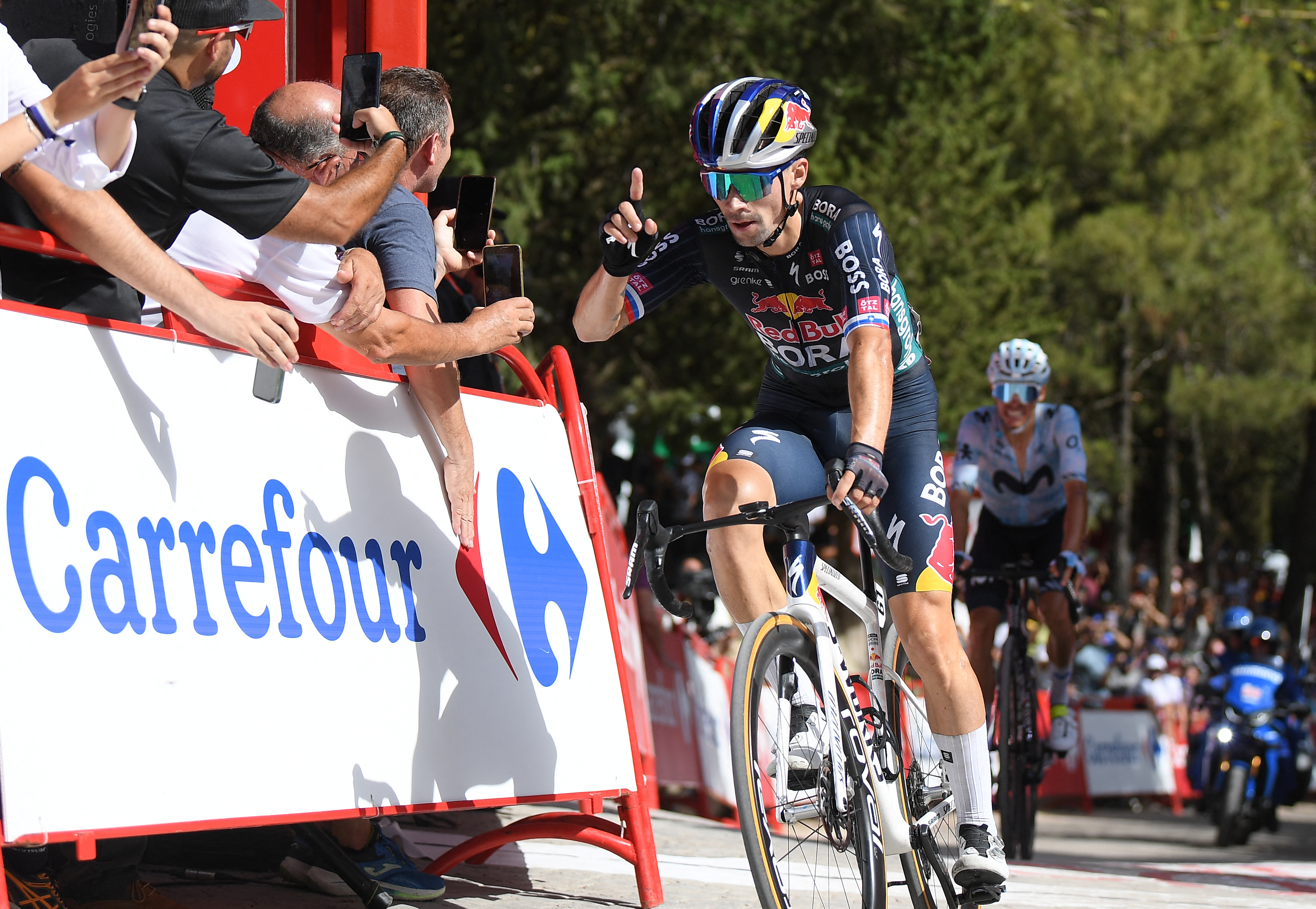 Primoz Roglic del Bora celebra cruzar la meta en primer lugar, ganando la etapa 8 de la Vuelta a España, una carrera de 159 km entre Úbeda y Cazorla, el 24 de agosto de 2024.
