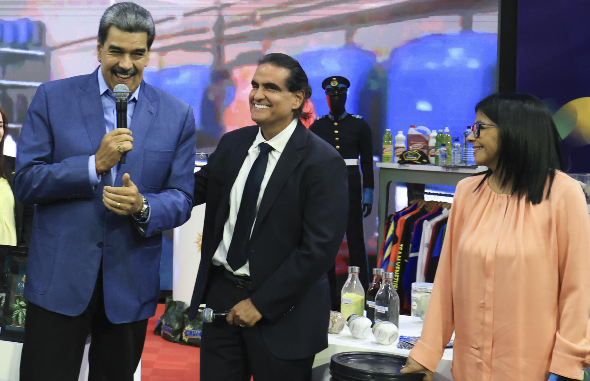 AME136. CARACAS (VENEZUELA), 23/12/2025.- Fotografía cedida por el Palacio de Miraflores del presidente de Venezuela, Nicolás Maduro (i) acompañado del ministro de Industrias y Producción Nacional, Alex Saab (c) y la vicepresidenta ejecutiva, Delcy Rodruguez, durante un acto de gobierno en Caracas (Venezuela). "Pienso que el presidente Trump lo pudiera hacer mejor en su país y en el mundo. Le iría mejor, ¿verdad? Dentro de su país con los temas económicos, sociales, le iría mejor con el mundo si él atendiera los temas de su país. Cada presidente en lo suyo", dijo Maduro en un acto con productores en Caracas, transmitido por el canal estatal Venezolana de Televisión (VTV). EFE/ Palacio De Miraflores /SOLO USO EDITORIAL/ NO VENTAS/ SOLO DISPONIBLE PARA ILUSTRAR LA NOTICIA QUE ACOMPAÑA (CRÉDITO OBLIGATORIO)
