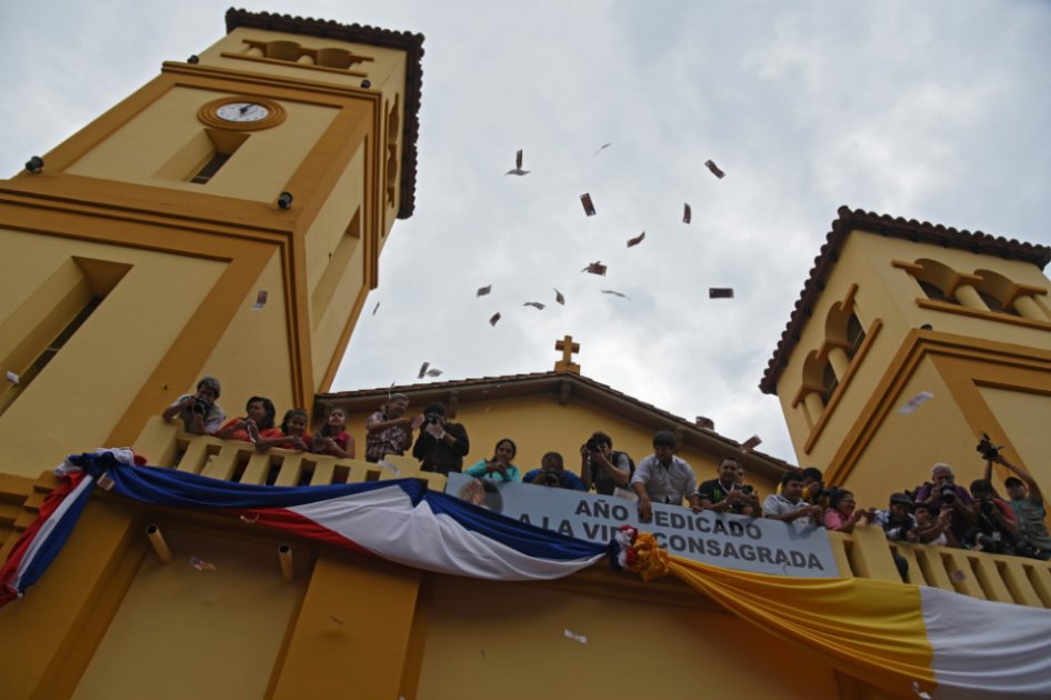 Lanzan billetes desde campanario en fiesta religiosa en Paraguay