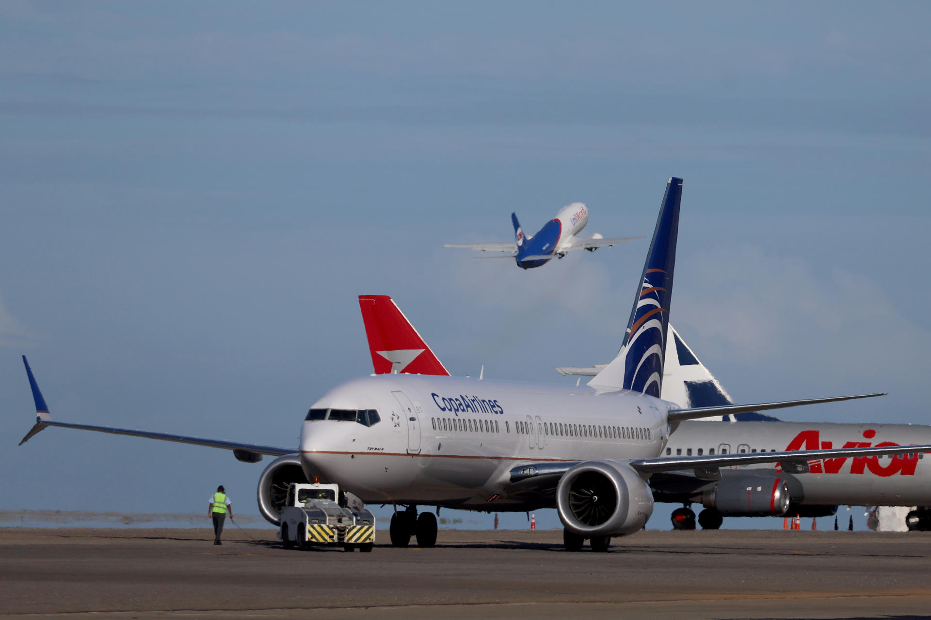 Trump anuncia que el espacio aéreo de Venezuela reabrirá próximamente