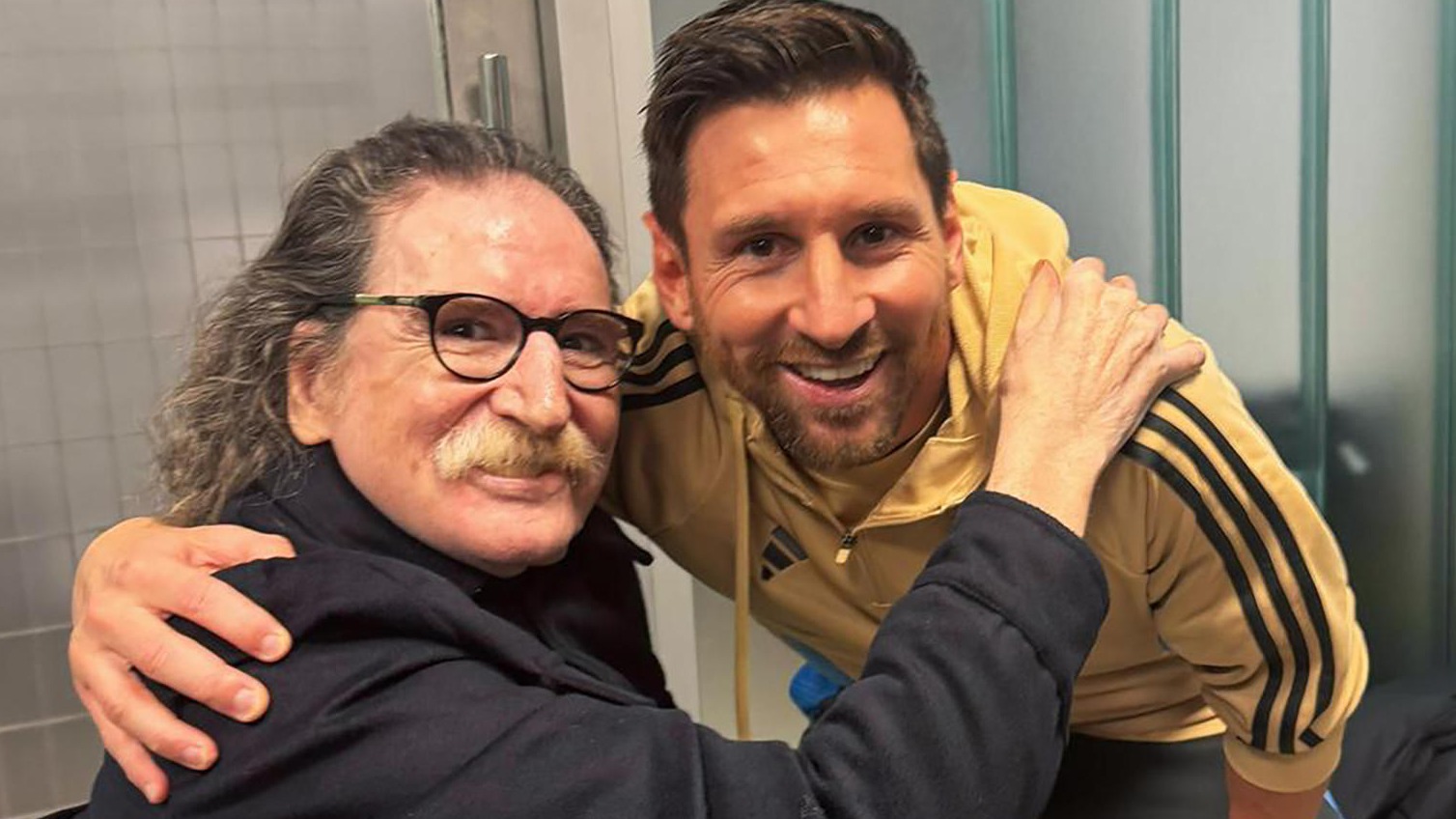 Fotografía cedida este viernes por Tato Vega que muestra al músico argentino Charly Garcia (i) posando junto al jugador Lionel Messi en Buenos Aires (Argentina). Tras el triunfo de Argentina por 3-0 ante Venezuela en el último partido oficial de Lionel Messi en su país, el ídolo argentino del rock, Charly García, se fotografió con el capitán de la 'Albiceleste' y, al despedirlo, le dijo: "Dios te bendiga".