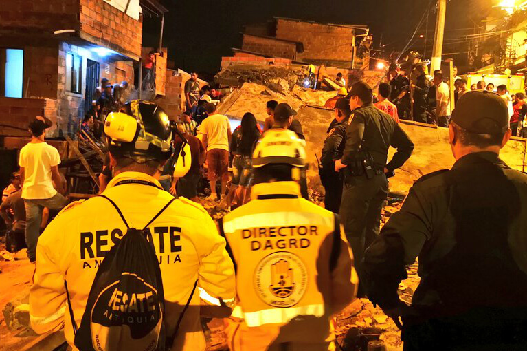 Una menor fue rescatada con vida.  / Departamento Administrativo de Gestión del Riesgo de Desastres (DAGRD).