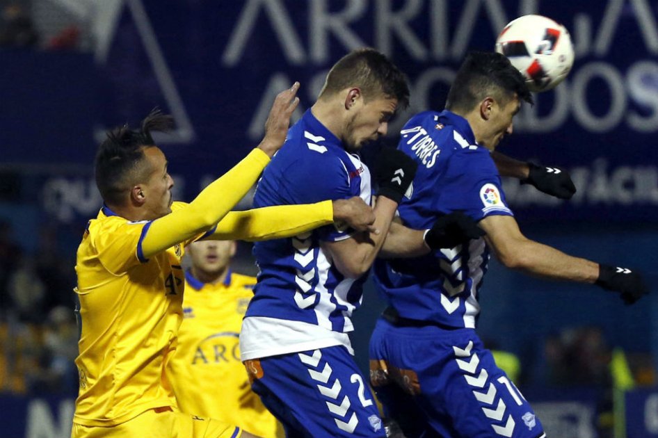 Daniel Torres jugó los 90 en la victoria del Alavés ante Alcorcón por Copa del Rey