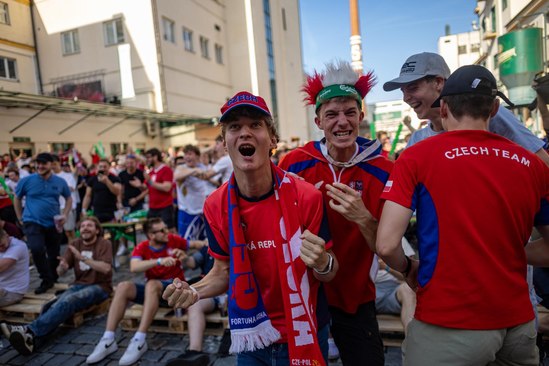 PRAGUE (Czech Republic), 18/06/2026.- Fans celebrate a goal of the Czech team as they watch the FIFA World Cup 2026 match between Czech Republic and South Africa during a public viewing at the Staropramen brewery in Prague, Czech Republic, 18 June 2026. (Mundial de Fútbol, República Checa, Sudáfrica, Praga) EFE/EPA/MARTIN DIVISEK