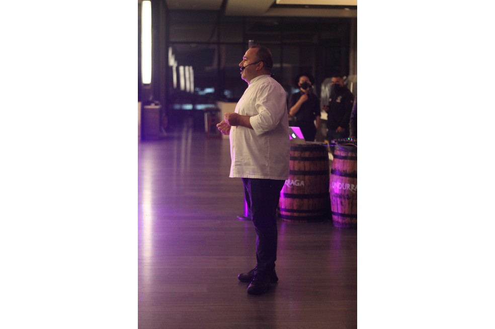 Javier Cárcamo, chef ejecutivo de Hilton Bogotá Corferias, es originario de
Chile y cuenta con más de 20 años de experiencia en gastronomía hotelera
en diferentes países de del mundo como Chile, Ecuador, México, Malasia y Colombia.