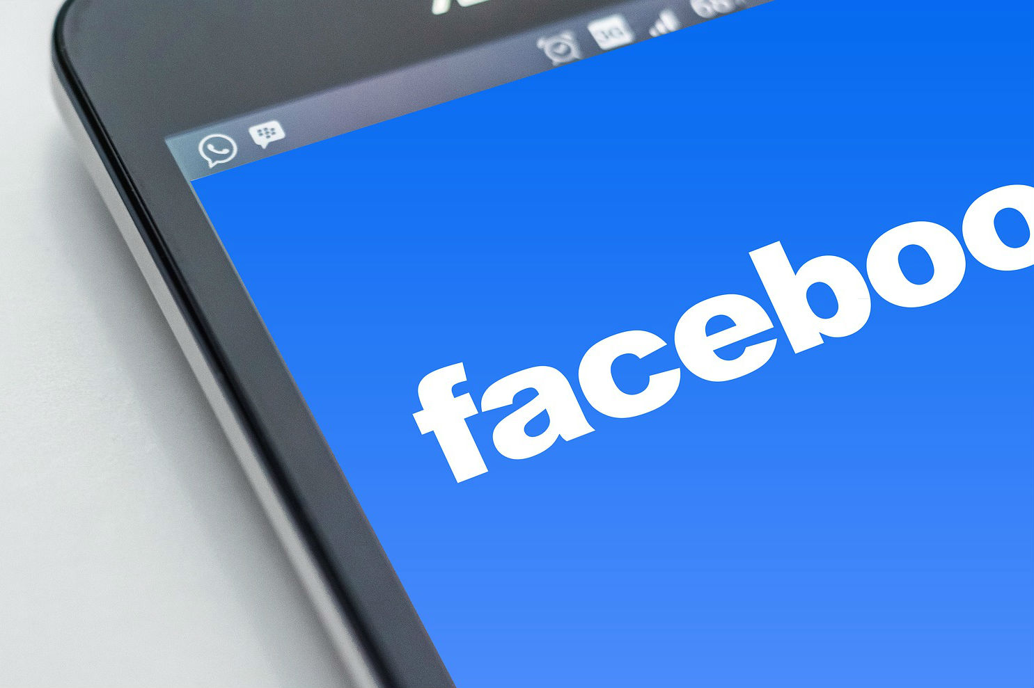 Facebook avanza en inteligencia artificial para detectar señales suicidas