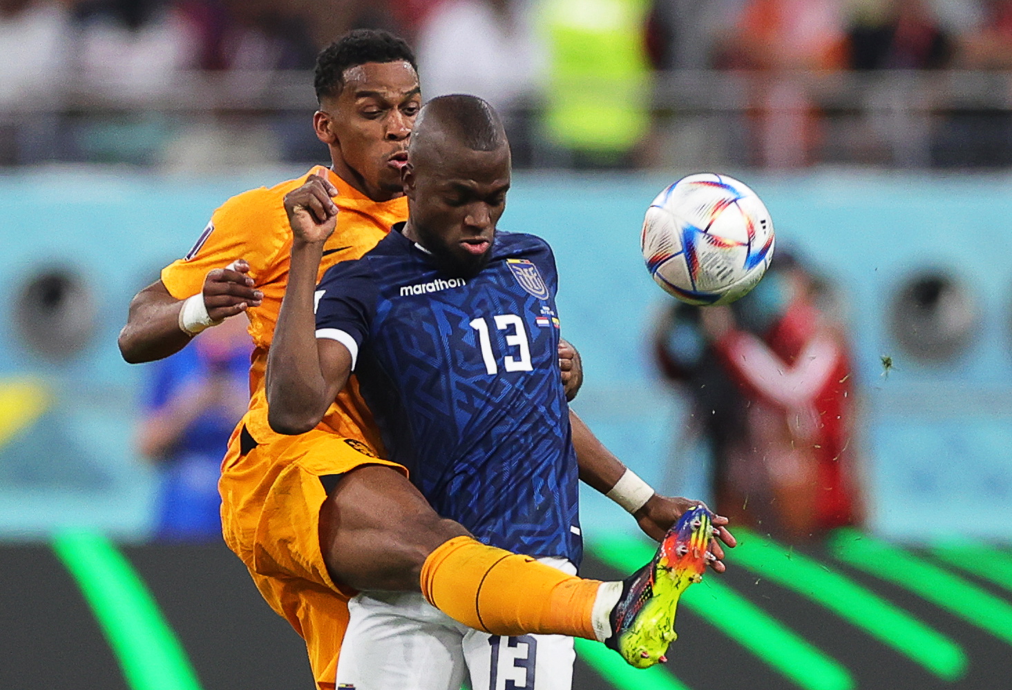 Doha (Qatar), 25/11/2022.- Enner Valencia (R) of Ecuador in action against Jurrien Timber (L) of the Netherlands during the FIFA World Cup 2022 group A soccer match between the Netherlands and Ecuador at Khalifa International Stadium in Doha, Qatar, 25 November 2022. (Mundial de Fútbol, Países Bajos; Holanda, Catar) EFE/EPA/Friedemann Vogel