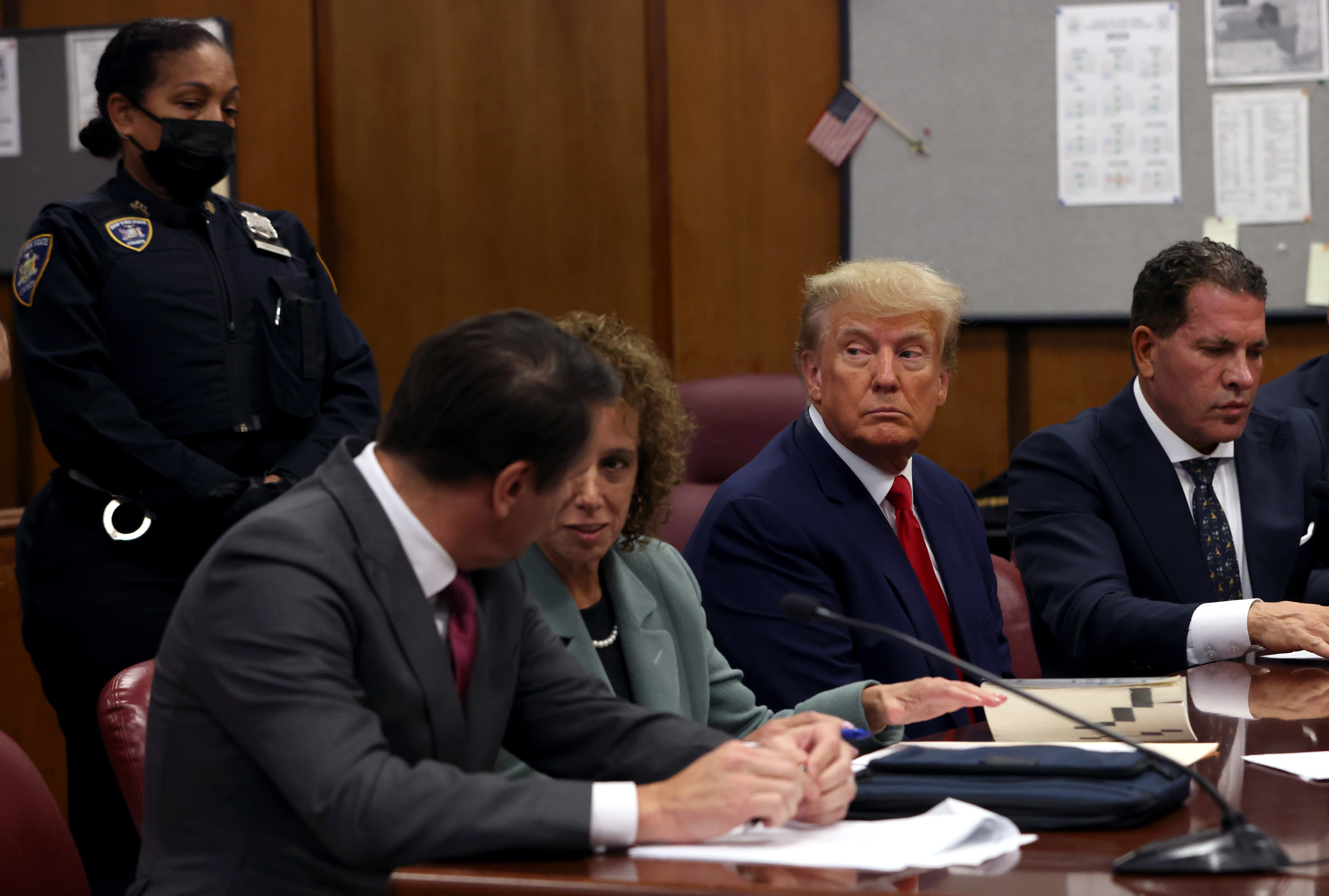 New York (United States), 04/04/2023.- Former US President Donald J. Trump (2-R) appears in the New York Criminal Court in New York, New York, USA, 04 April 2023. A Manhattan grand jury voted to indict former President Donald J. Trump who turned himself in at the courthouse and appeared before a judge to hear the charges against him. (Estados Unidos, Nueva York) EFE/EPA/ANDREW KELLY / POOL