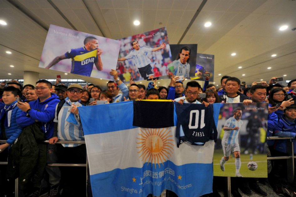 Una multitud recibió a Carlos Tevez en China. / AFP