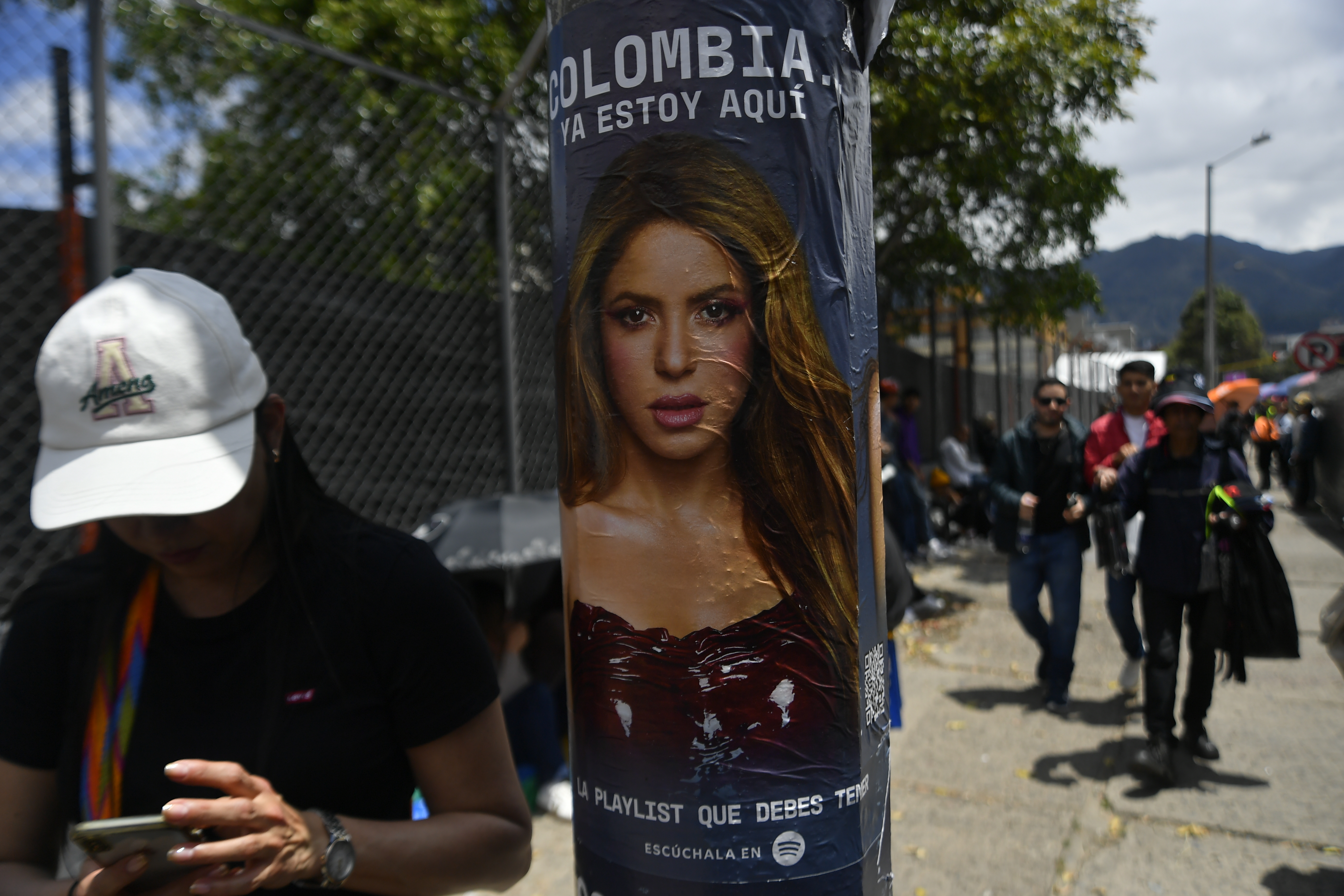 Ambiente a las afueras del estadio El Campin previo al concierto de Shakira en Bogotá; Se comercian camisetas, llaveros, afiches, banderas entre otros elementos alusivos a la cantante barranquillera.